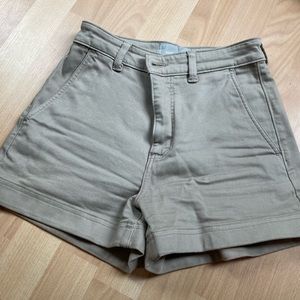 Khaki grey classic Everlane shorts